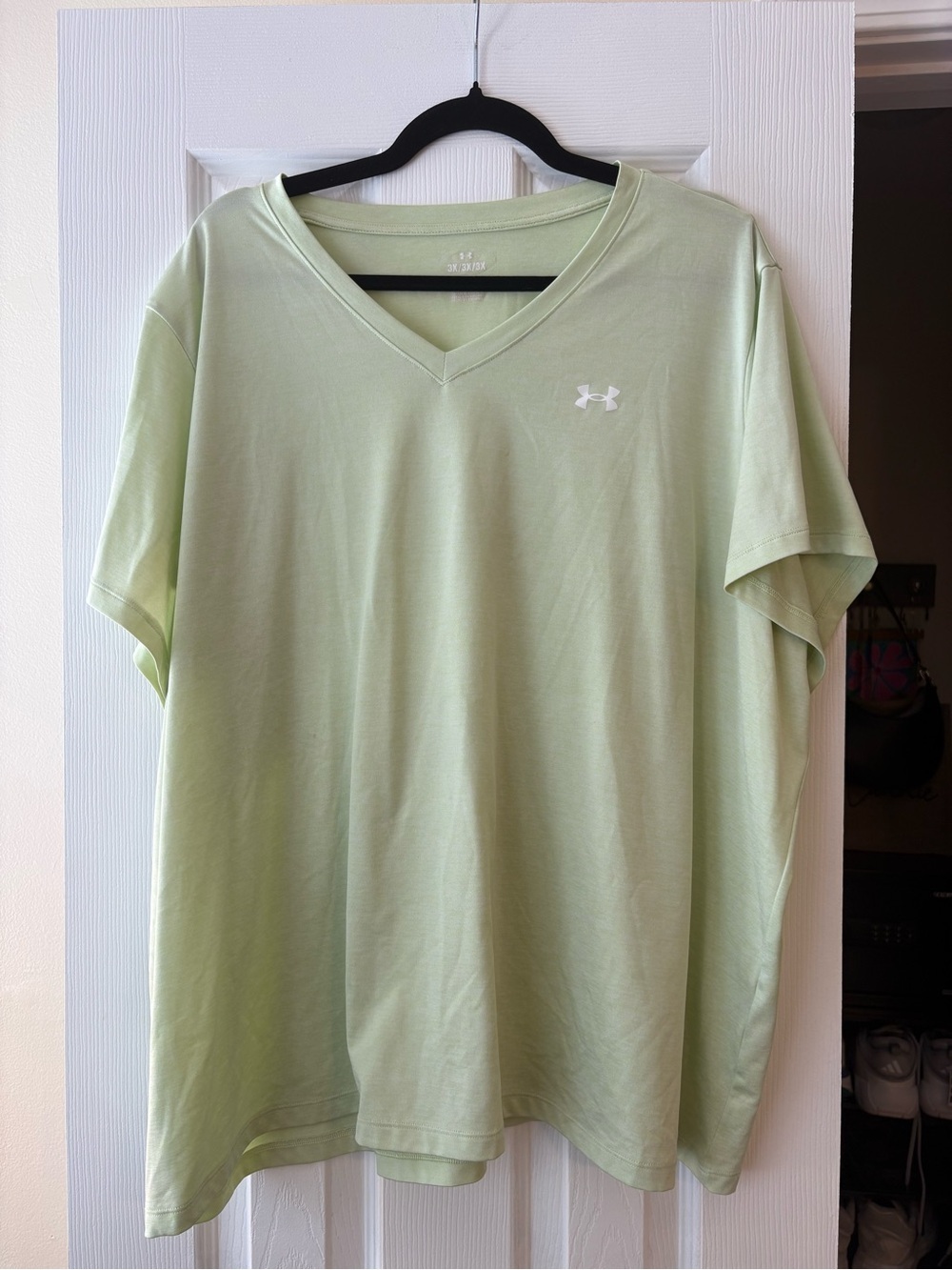 Under Armour Men’s V-Neck Tee in Pale Green